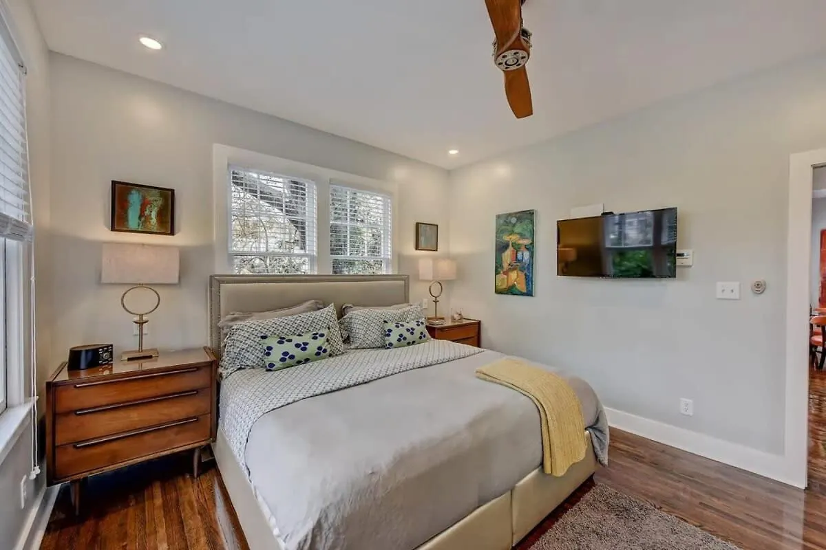 Modern 2Br Condo With Sunroom Near Uptown Charlotte Holiday home